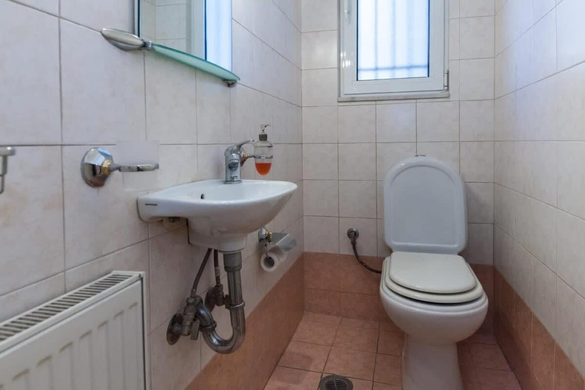 Scenic Balcony Apt In Vibrant Petralona Атина Екстериор снимка