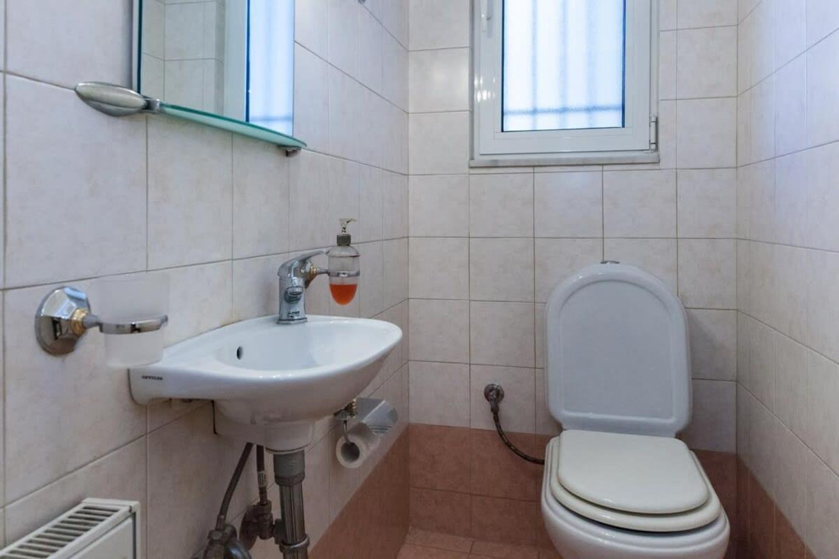 Scenic Balcony Apt In Vibrant Petralona Атина Екстериор снимка