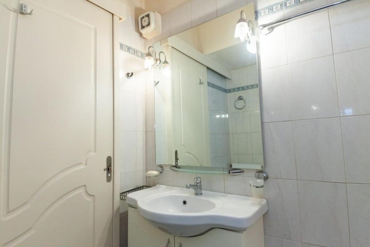 Scenic Balcony Apt In Vibrant Petralona Атина Екстериор снимка